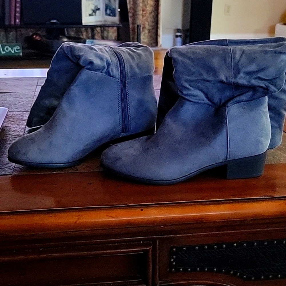 New size 6 gray suede knee high boot 👢